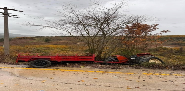 Sakarya’da ehliyetsiz sürücünün kontrolünden çıkan traktör devrildi: 1 ölü, 3 yaralı