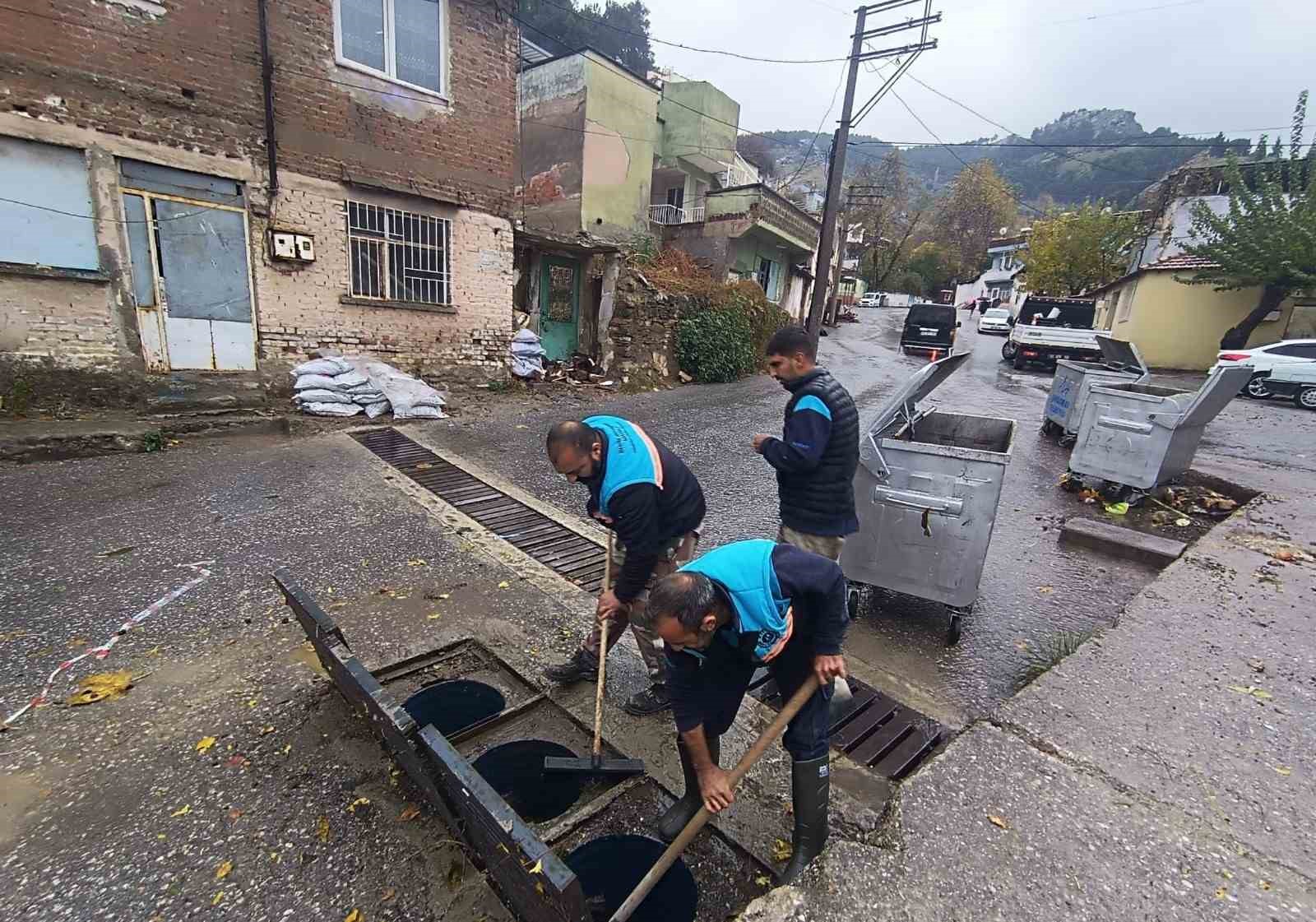 Manisa Büyükşehir ve MASKİ ekipleri şiddetli yağış ve fırtınaya karşı sahada
