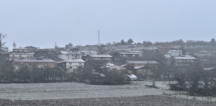 Kastamonu’da kar yağışı başladı, yollar beyaza büründü