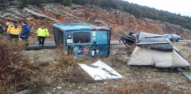 Minibüs devrildi, yabancı uyruklu sürücü yaralandı