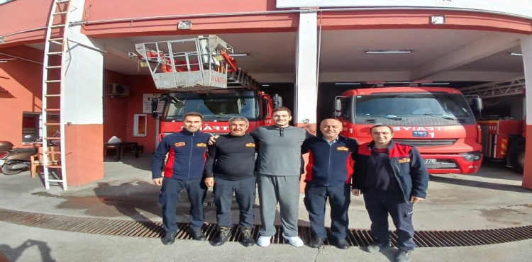 Hastaneye ağır yaralı olarak kaldırılan kazazede taburcu olunca itfaiyeye teşekkür etti