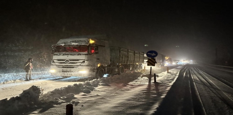 Kar yağışı Ilgaz Dağı’nda trafiği kilitledi, araçlar yolda mahsur kaldı