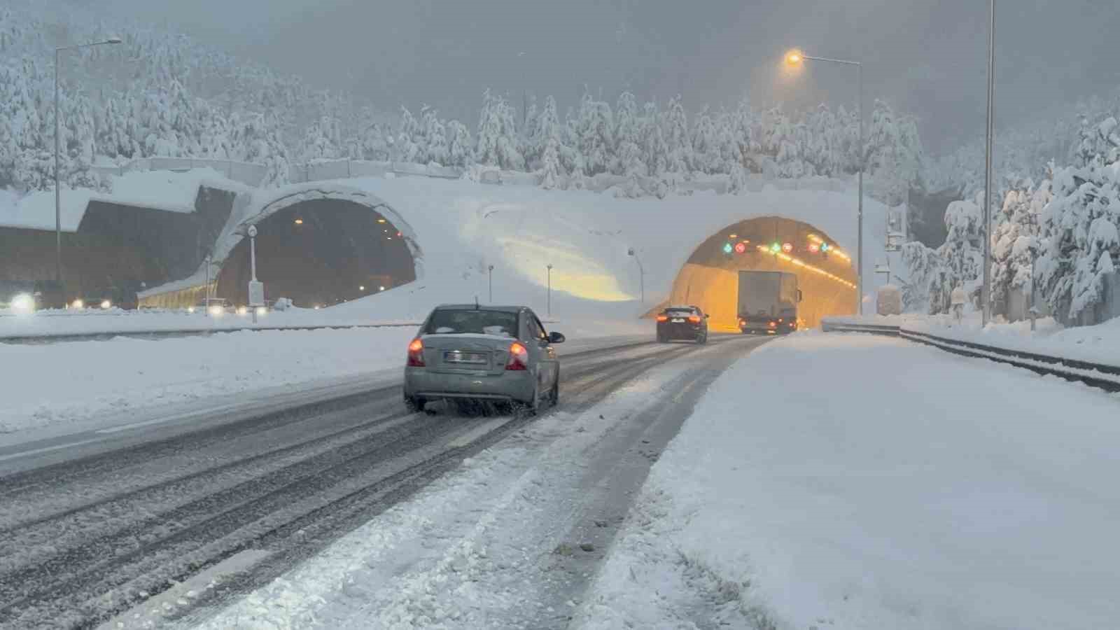 Bolu Dağı Tüneli ulaşıma açıldı: Kar yağışı devam ediyor
