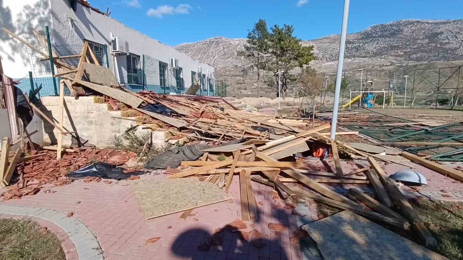 Okul, restoran ve evlerin çatıları uçtu, fırtına hayatı felç etti
