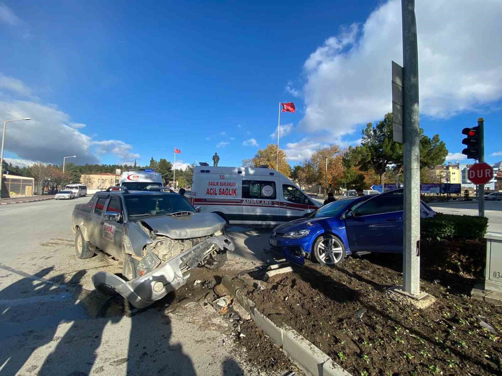 Burdur’da kamyonet ile otomobil çarpıştı: 3 yaralı
