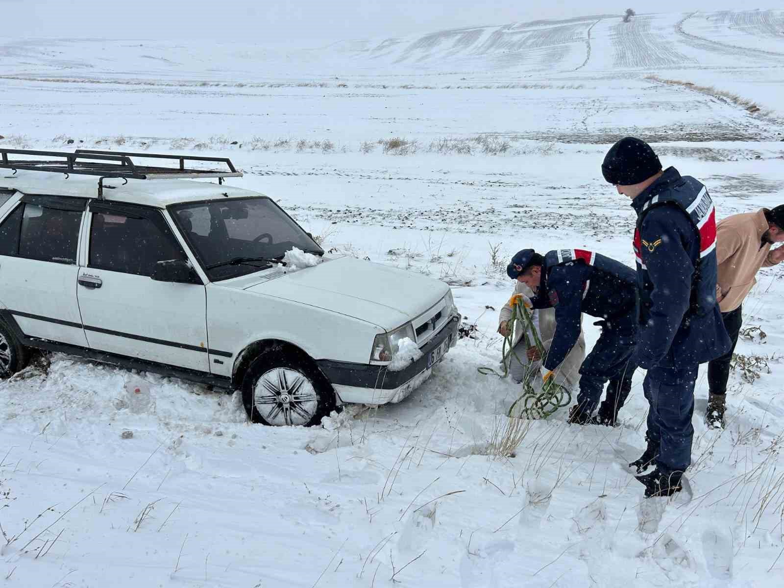 Yolda kalanların yardımına jandarma yetişti
