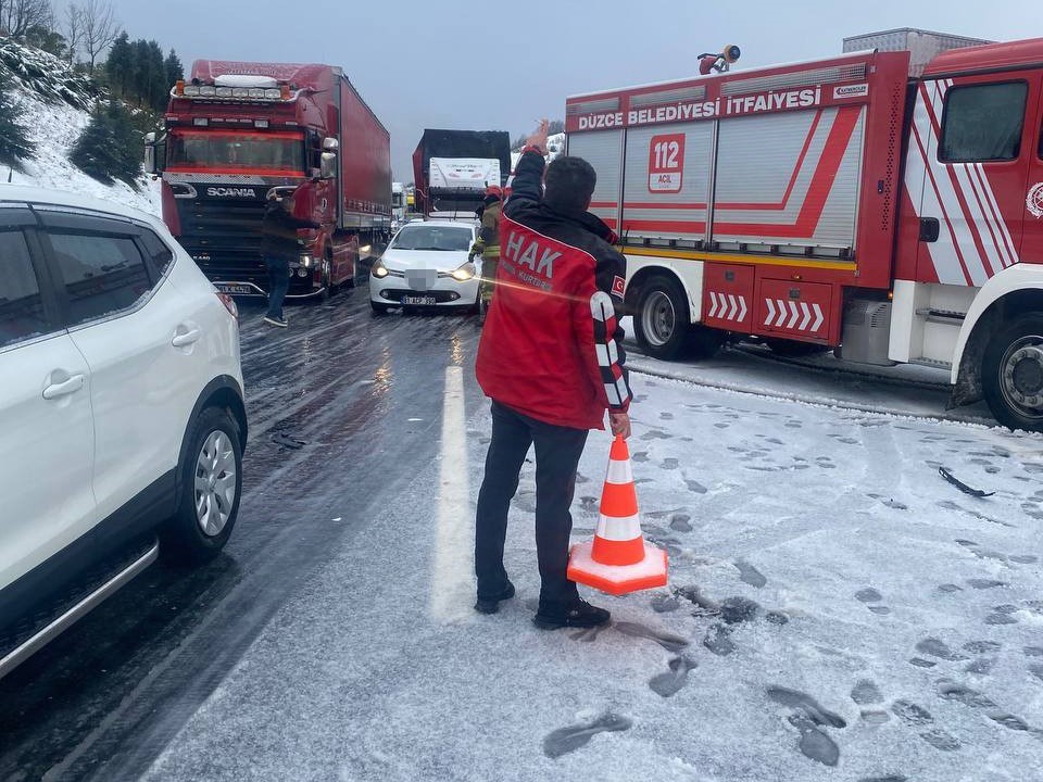 Van kurtarma ekibi, Bolu Tüneli’ndeki kazaya müdahale etti
?v=1