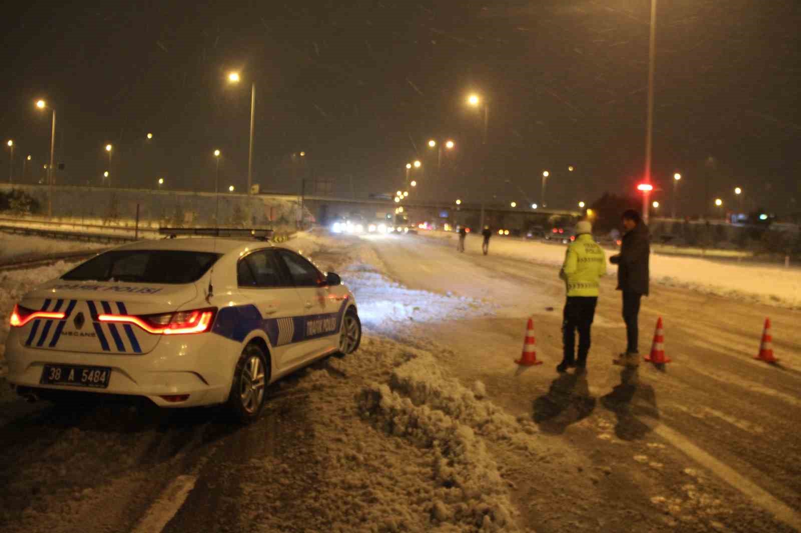 Kayseri-Malatya karayolu 8 saattir ulaşıma kapalı
?v=1