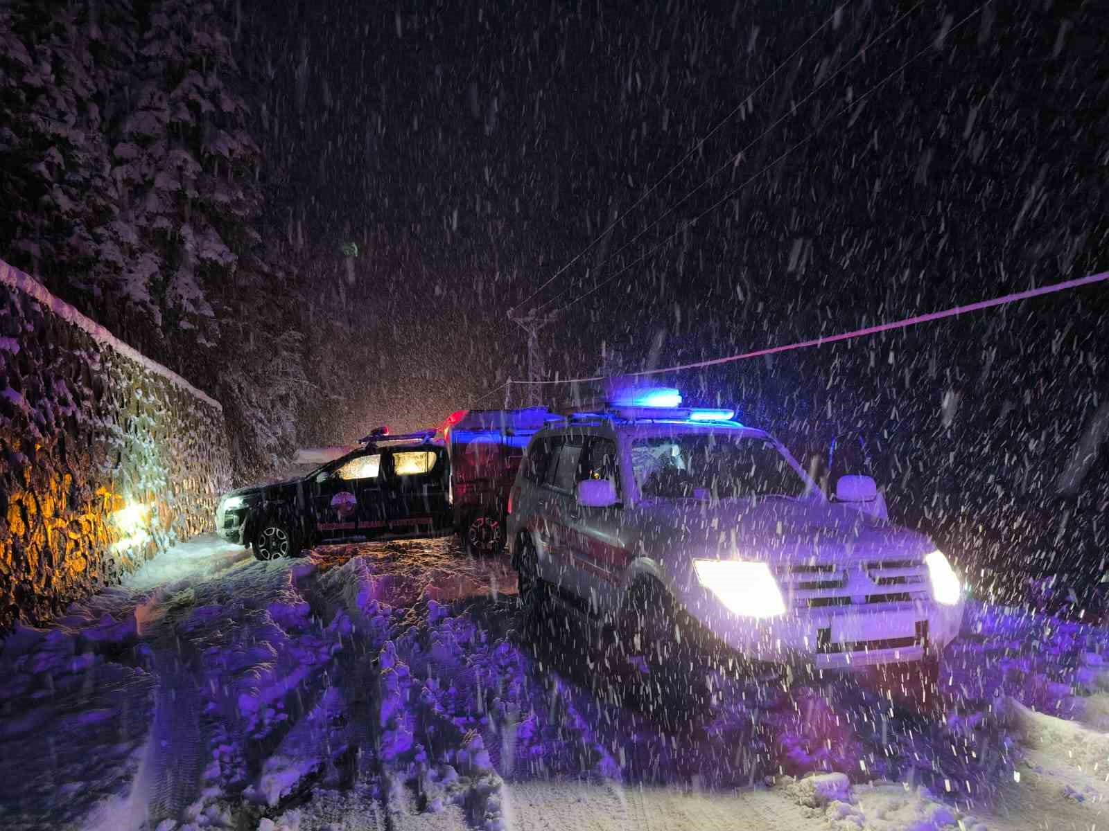 Rize’de karda kayan kamyonet dereye uçtu: 3 yaralı
?v=1