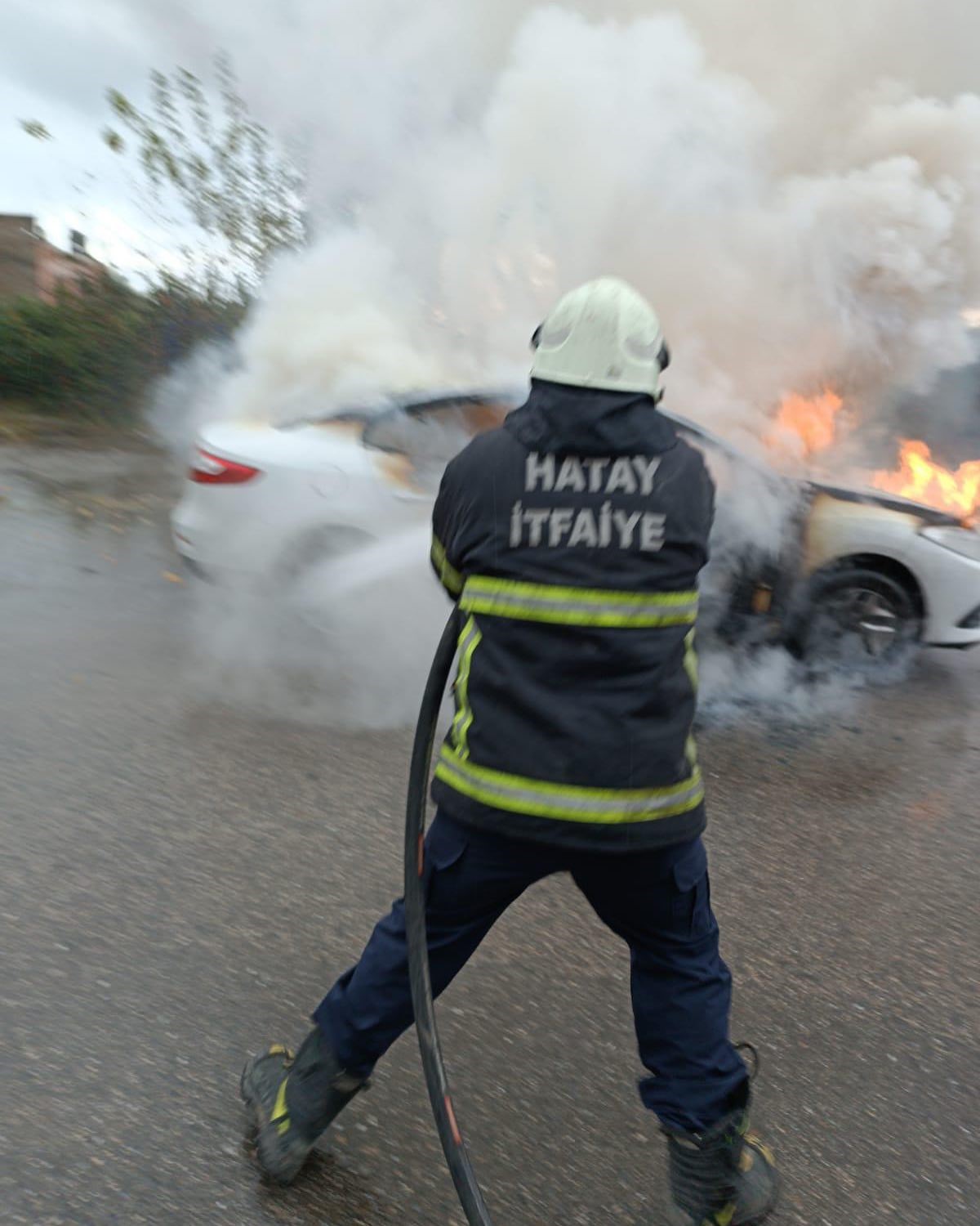 Hatay’da park halindeki otomobil alev alev yandı
