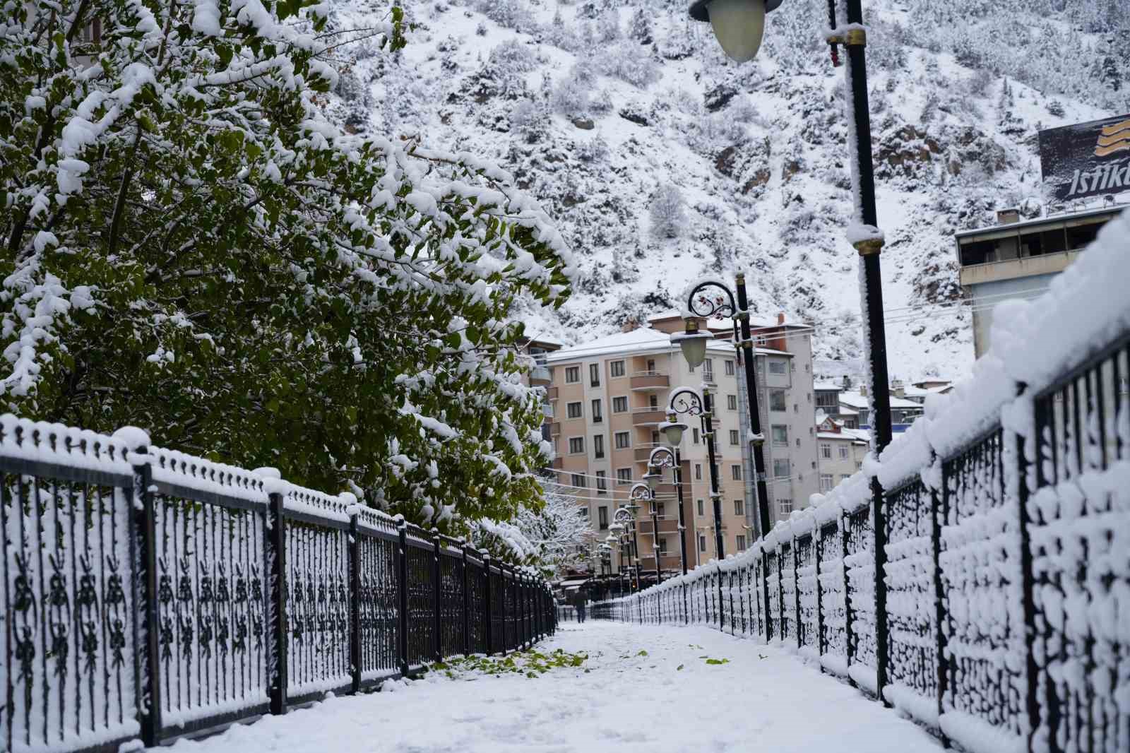 Gümüşhane şehir merkezi mevsimin ilk kar yağışının ardından beyaza büründü
?v=1