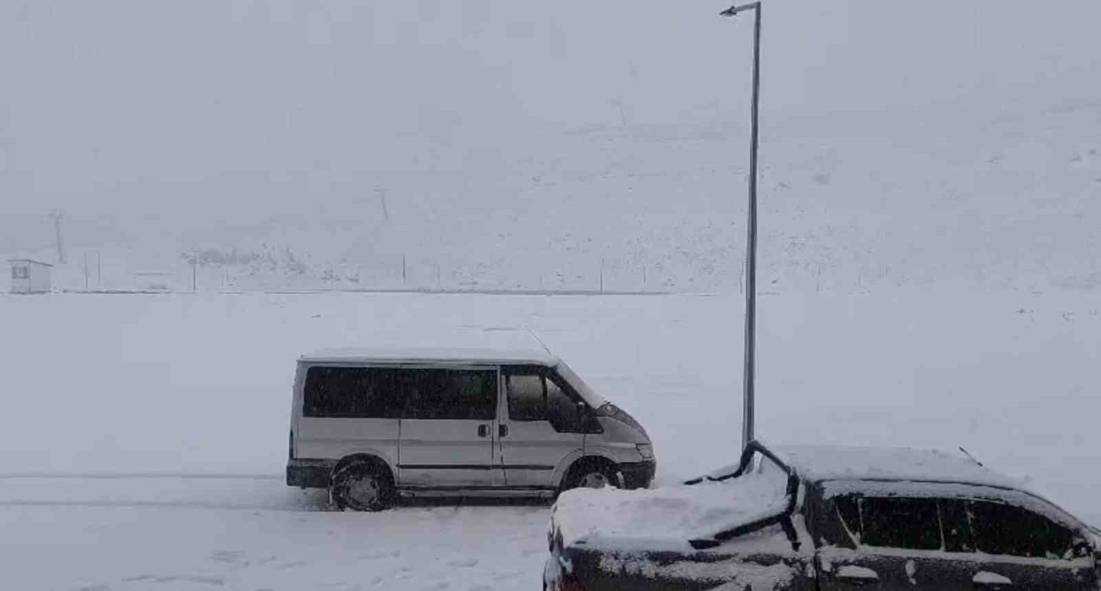 Hakkari’de kar kalınlığı 30 santimetreye ulaştı
?v=1