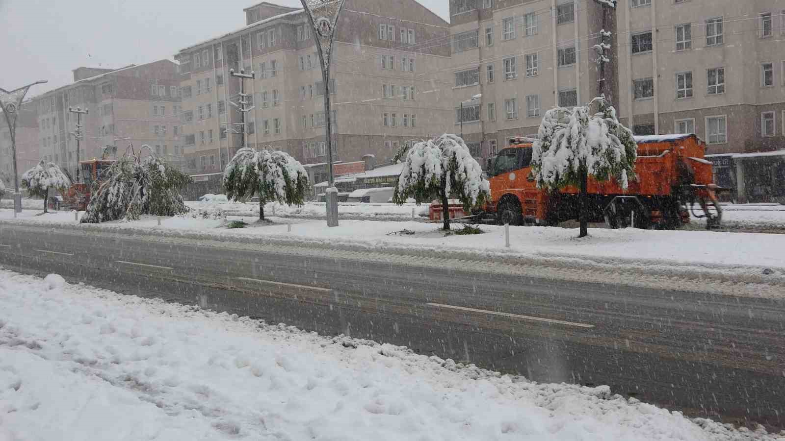 Bitlis’te kar yağışı: 84 köy yolu ulaşıma kapandı
?v=1