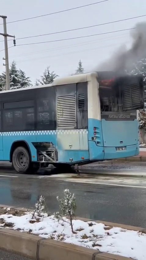 Elazığ’da belediye otobüsü alev aldı, o anlar kamerada
?v=1