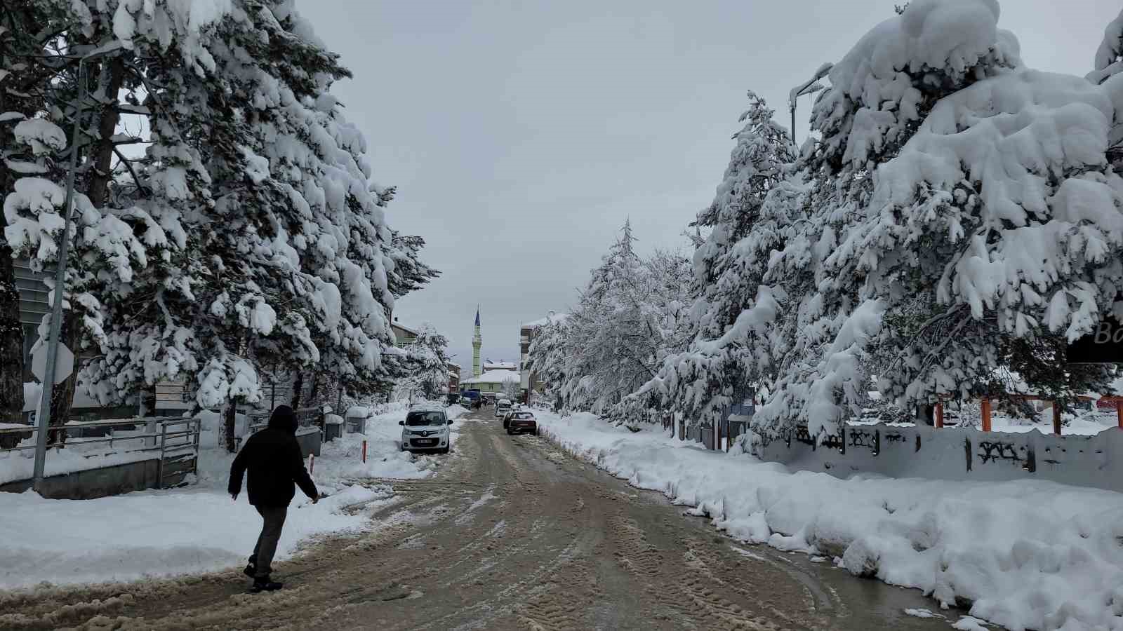 Okulların tatil edildiği ilçede kar kalınlığı 60 santimetreye ulaştı
?v=1