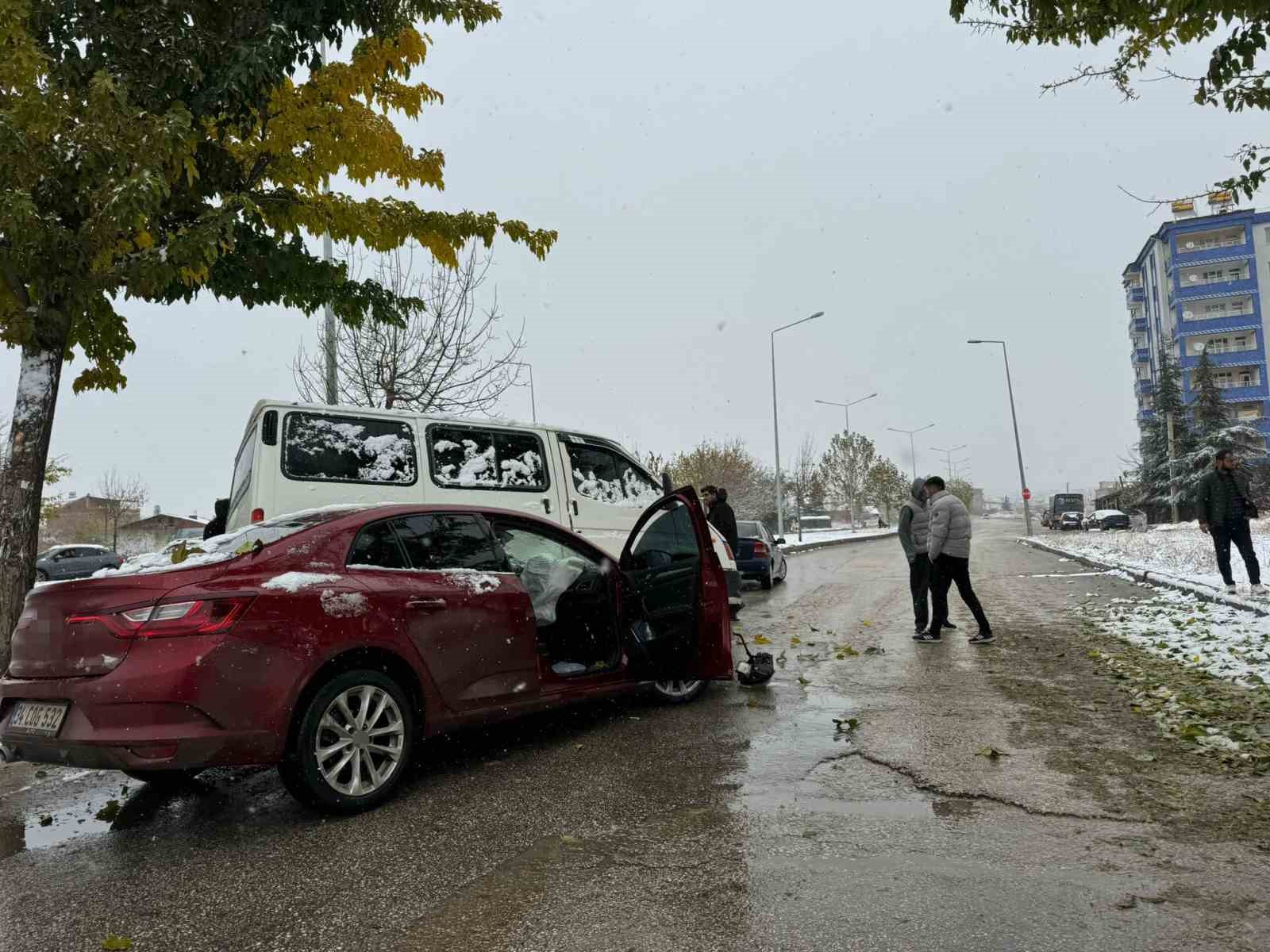 Elazığ’da transit ile otomobil çarpıştı: 3 yaralı
?v=1