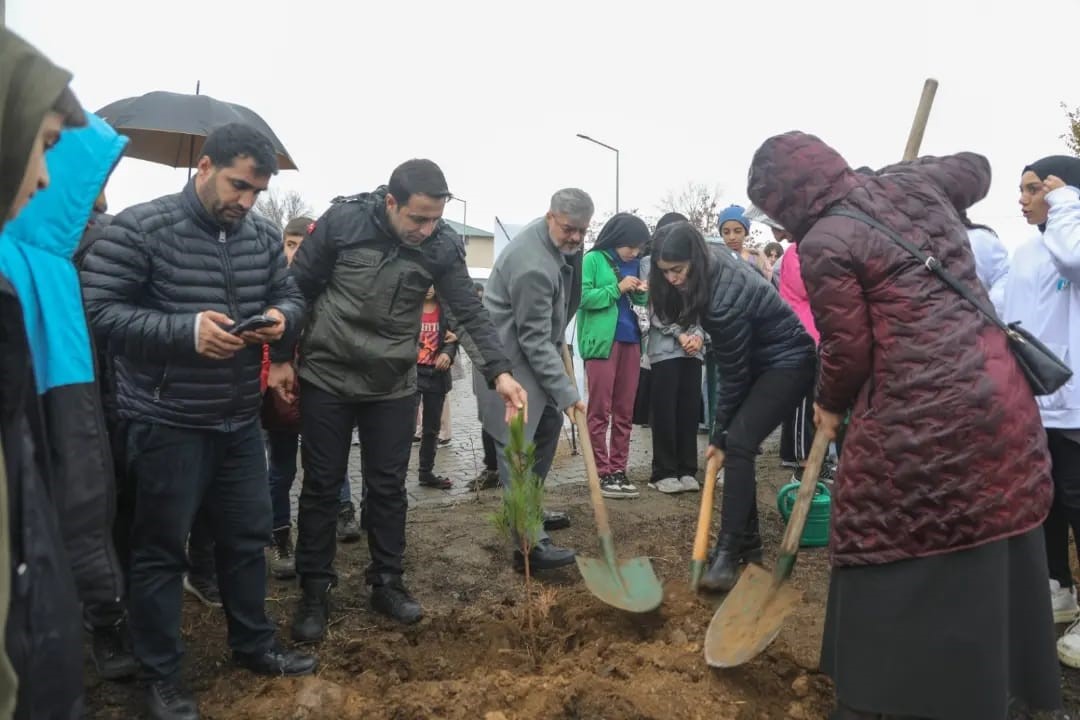 Bingöl’de Yatılı Bölge Okulunda 300 fidan toprakla buluştu
?v=1