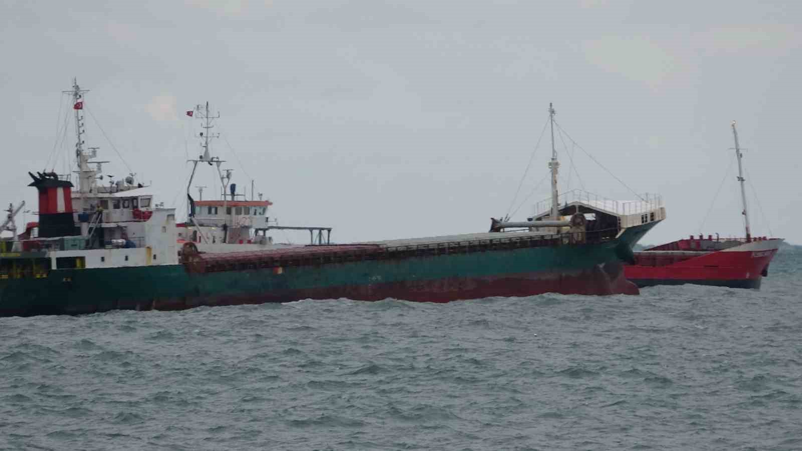 Zonguldak’ta yük gemileri denizde adeta beşik gibi sallandı
?v=1