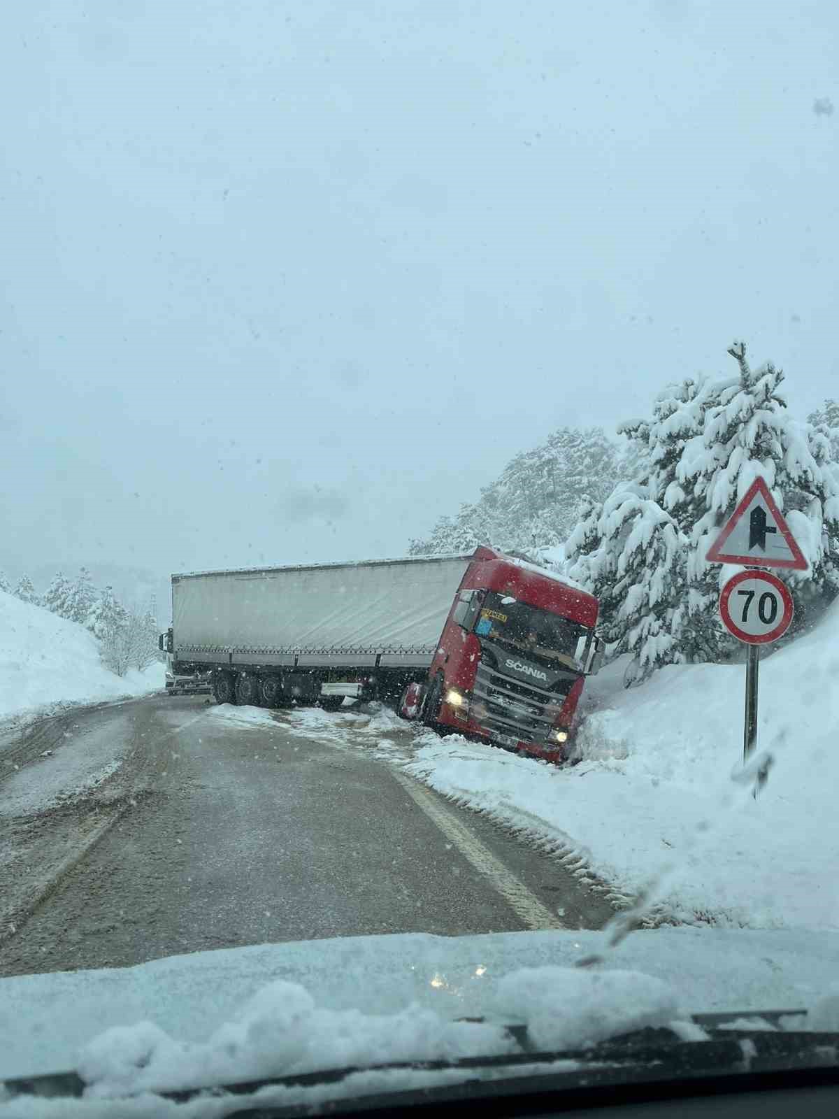 Kayan tır yolu kapattı
