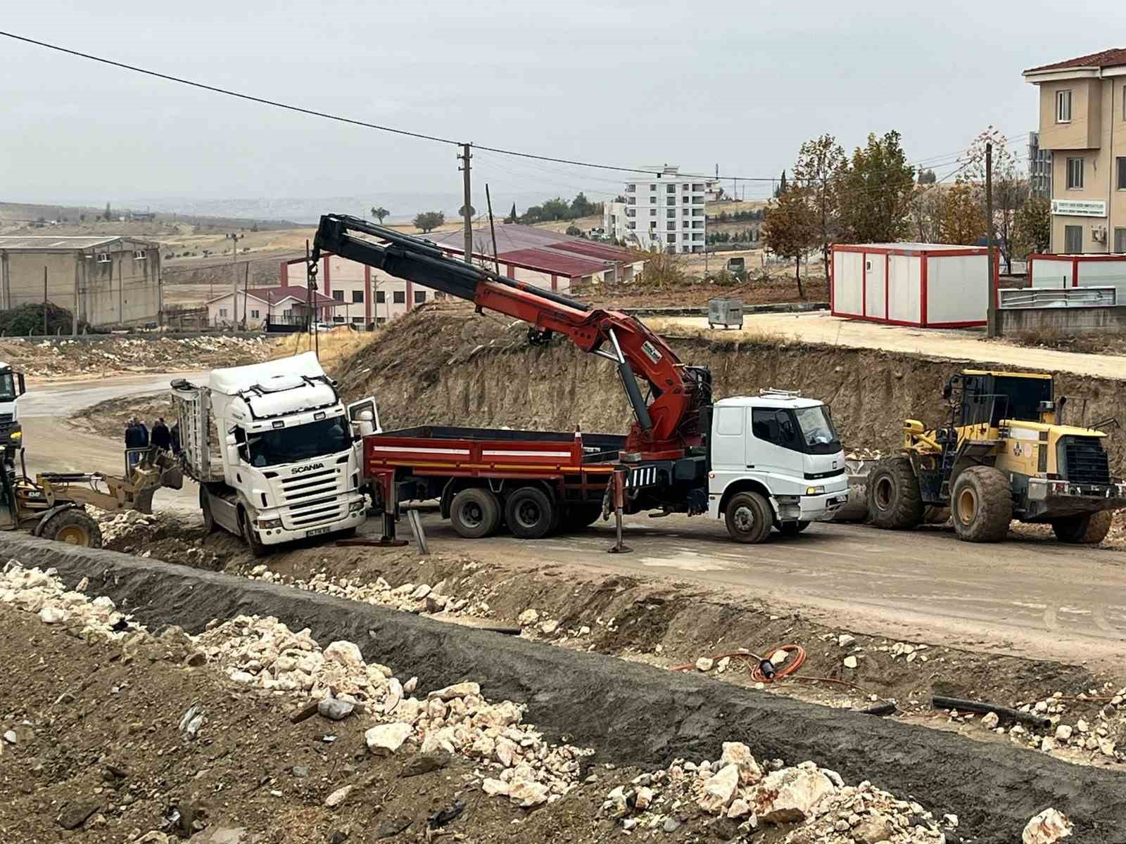 Yoldan çıkan tır trafiği kapattı
?v=1