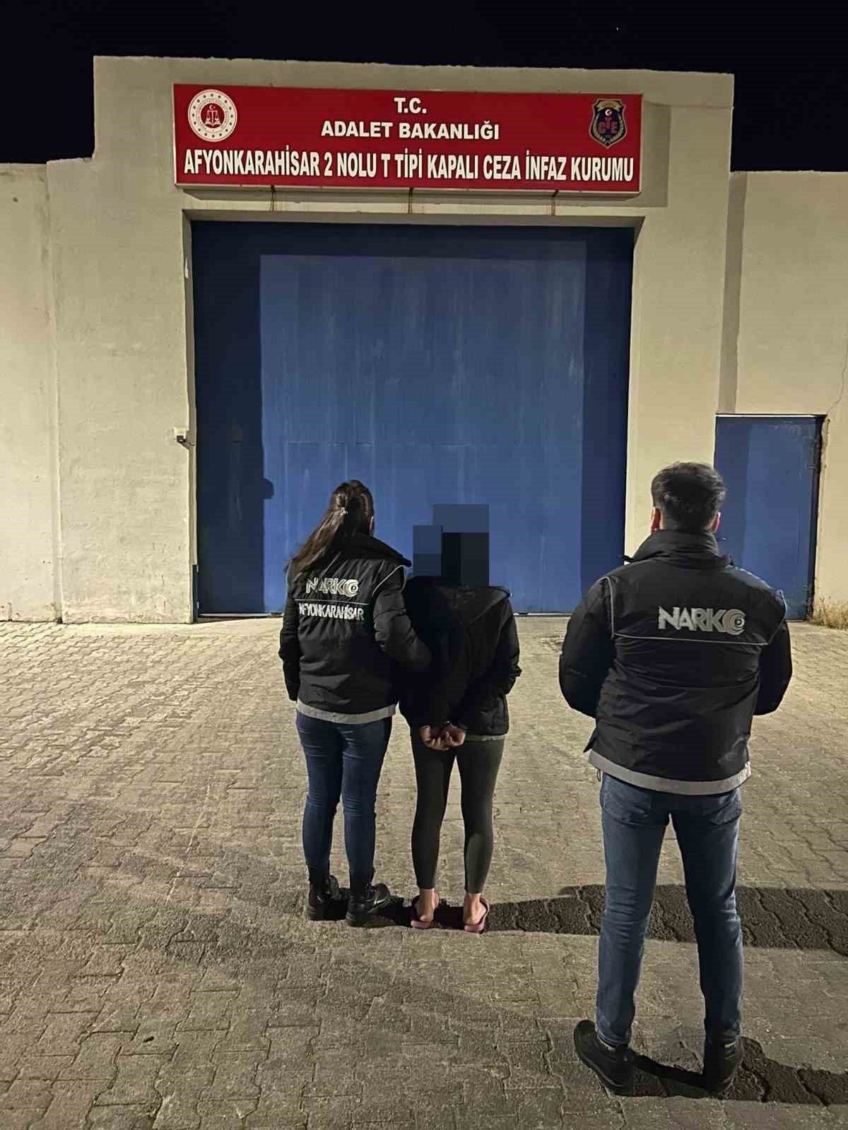 4 yıl 2 ay hapis cezasıyla aranan şahsı polis yakaladı
