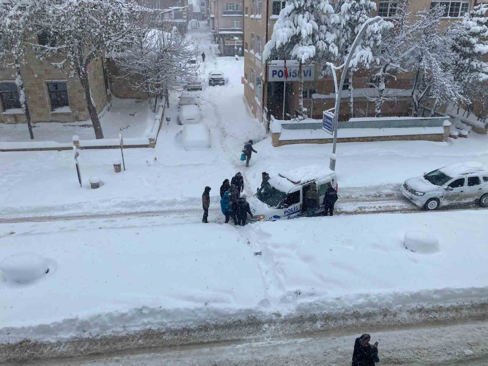 Bayburt’ta kar nedeniyle trafik durma noktasına geldi ulaşım kontrollü sağlıyor
?v=1