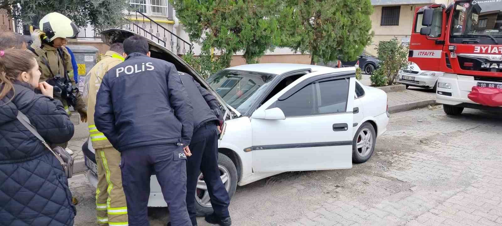 Edremit’te otomobilin altındaki dumanı gören ’araç yanıyor’ diye itfaiyeyi aradı
?v=1