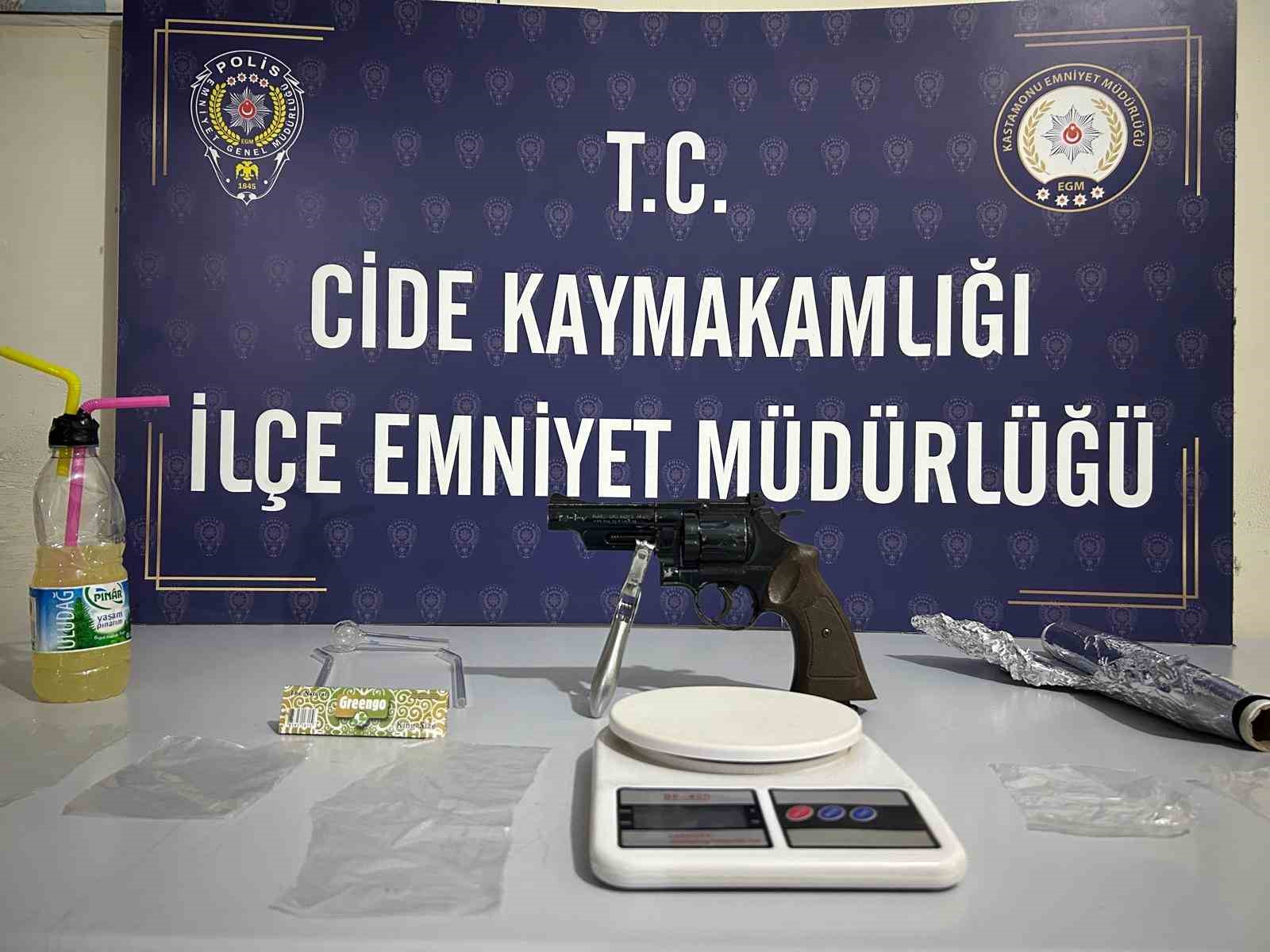 Cide’de uyuşturucuyla yakalanan şahıs tutuklandı
?v=1