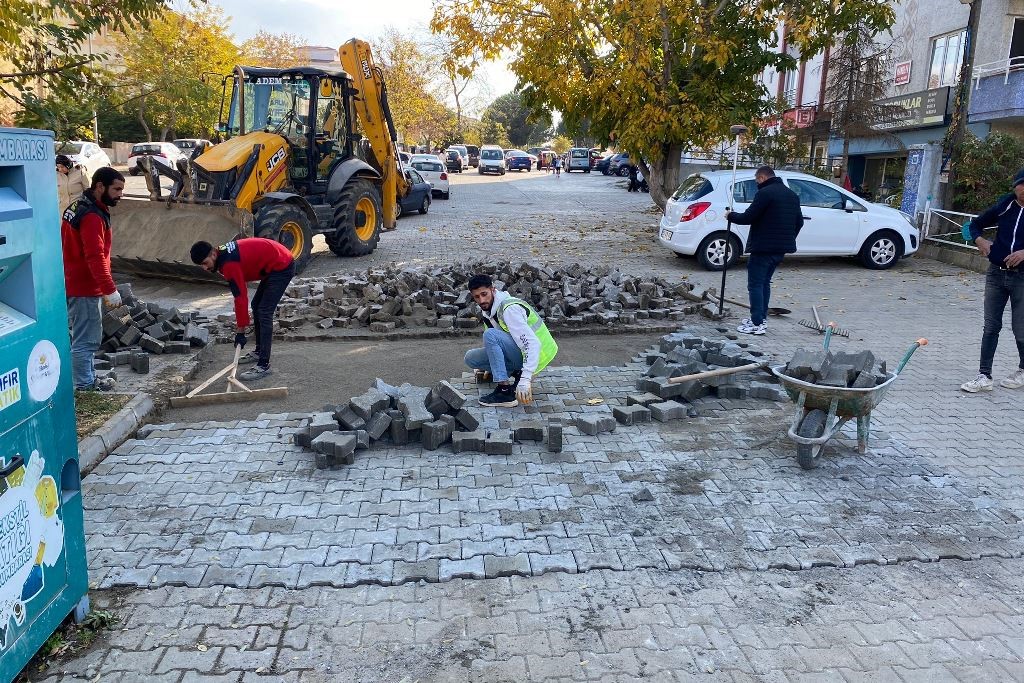 Süleymanpaşa’da olumsuz hava şartlarına rağmen yol çalışmaları devam ediyor
?v=1