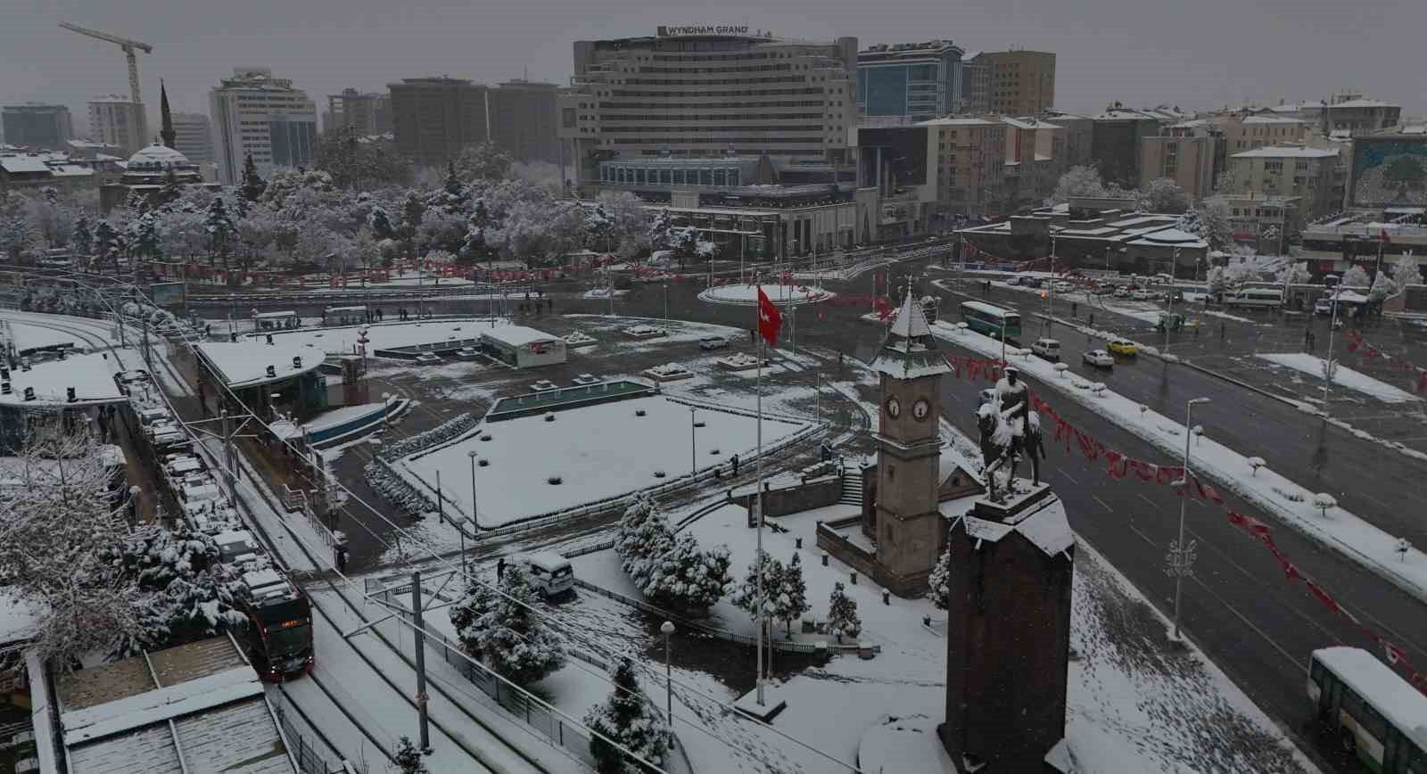 Kayseri’de kar nedeniyle eğitime 1 gün daha ara verildi
?v=1