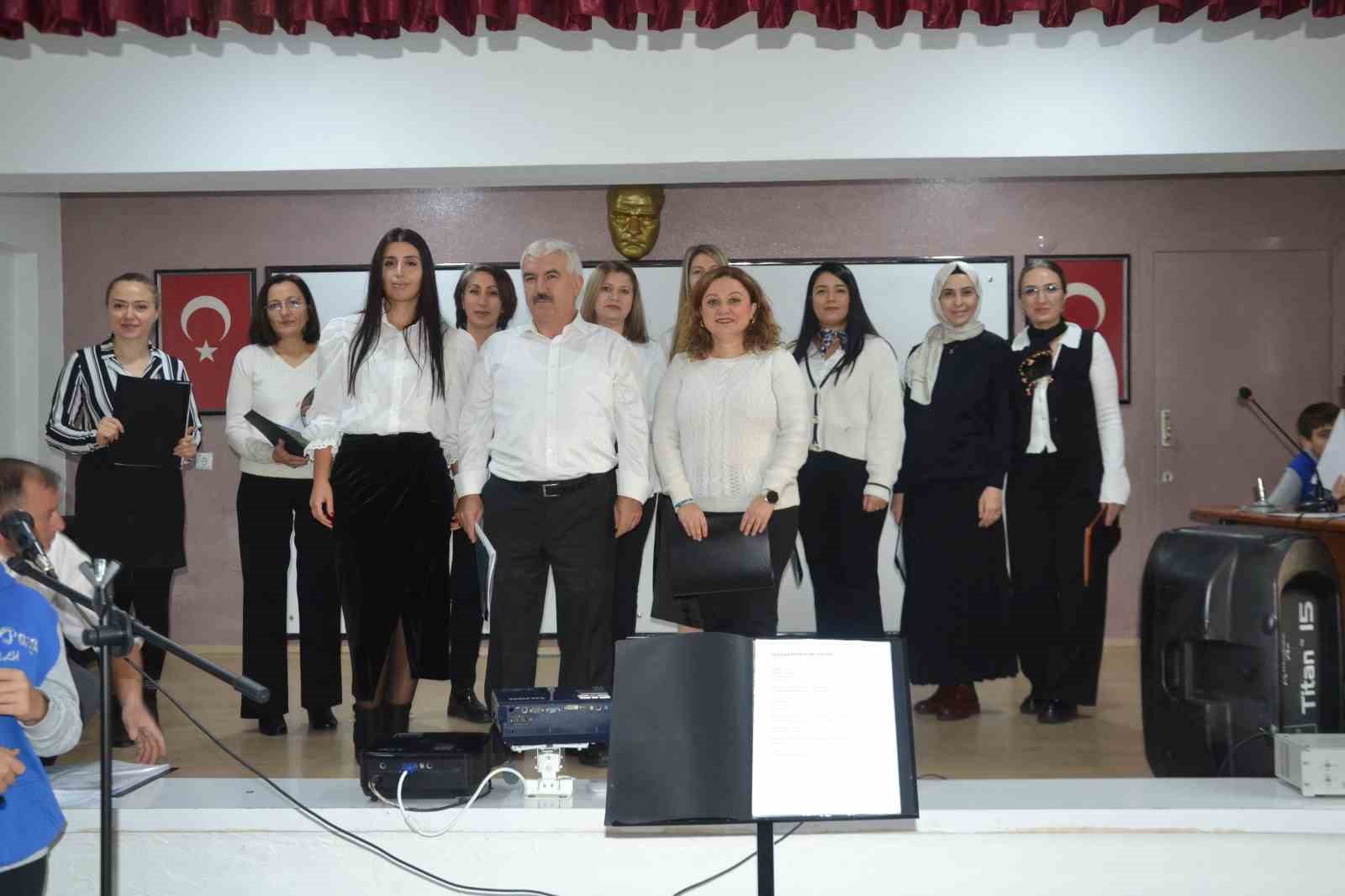 AHP ortaokulunun öğretmenler korosundan muhteşem konser
