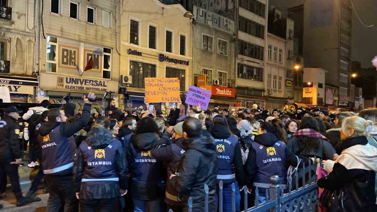 Taksim’de izinsiz gösteri yapmak isteyen eylemciler, polise biber gazı ve boya sıktı
?v=1