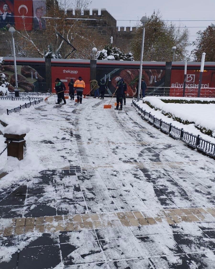 Büyükşehir ekiplerinden kaldırım ve parklarda yoğun mesai
?v=1