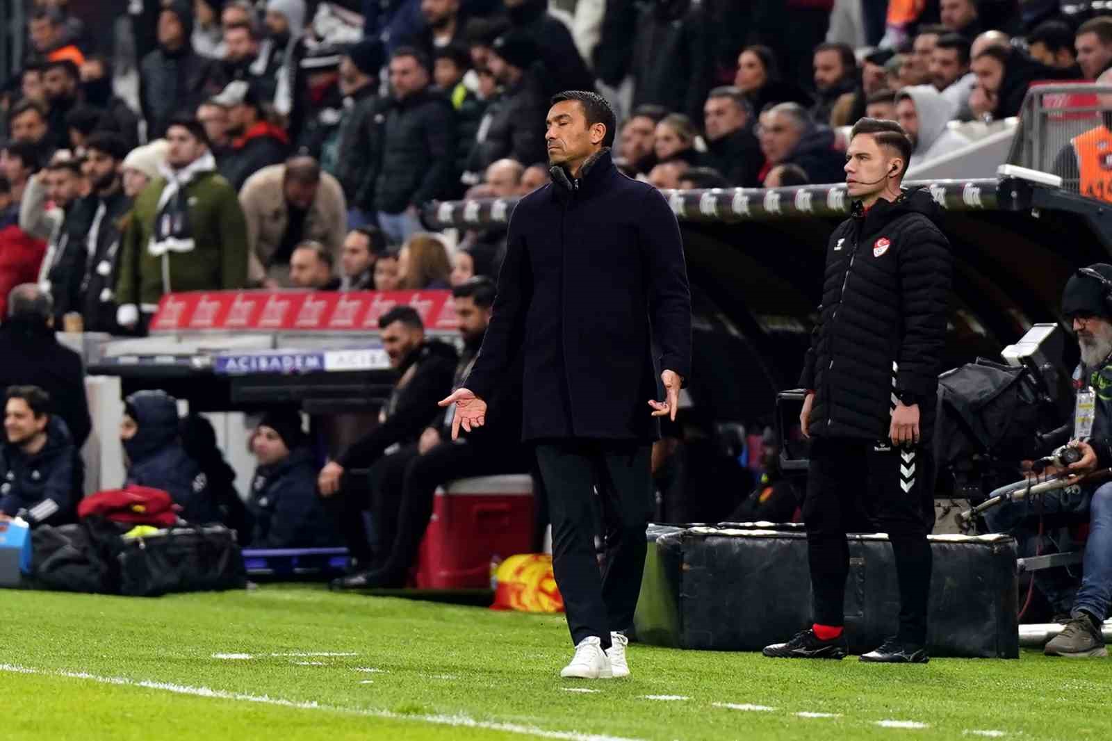 Giovanni van Bronckhorst, yerli oyuncuları tercih etmiyor
?v=1