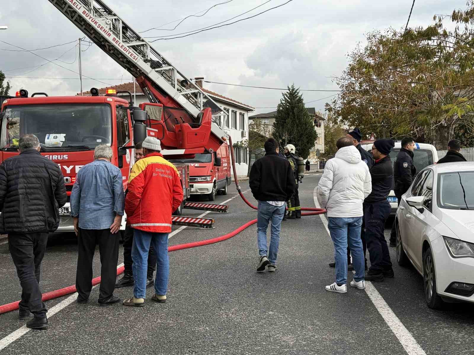 Üç katlı binanın çatısında çıkan yangın paniğe sebep oldu
?v=1