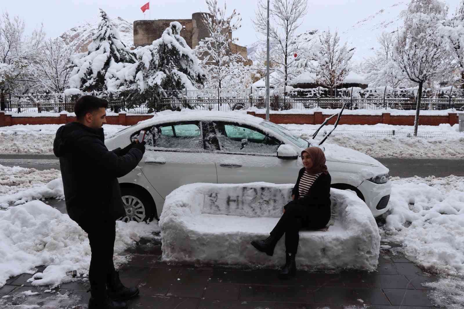 Oltu’da esnaf kardan adam yerine kardan koltuk yaptı
?v=1