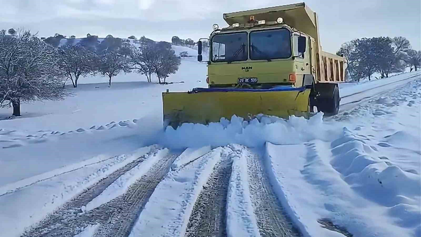 Kırıkkale’de karla mücadele devam ediyor: Kapanan yollar ulaşıma açıldı
?v=1