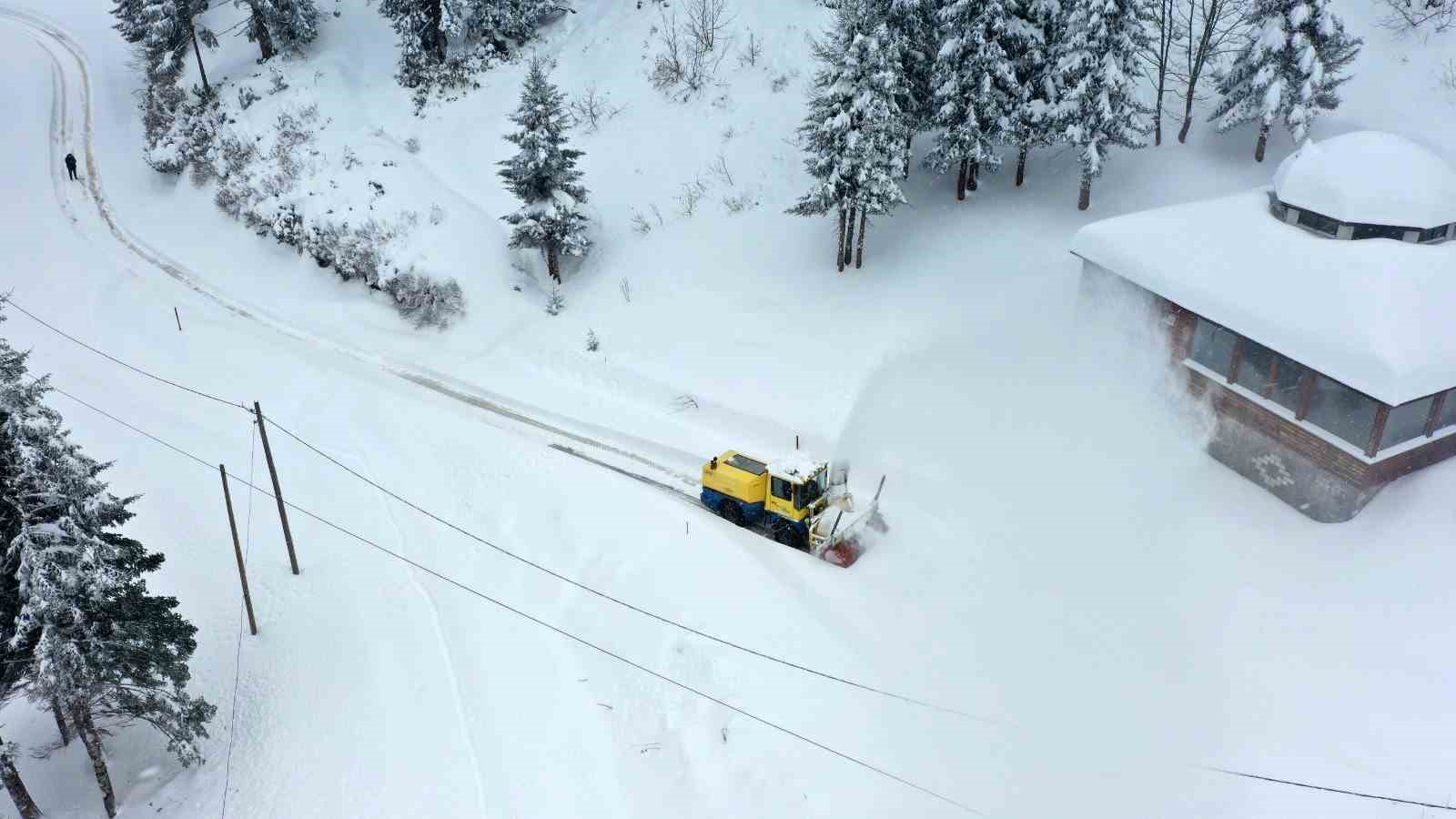 Ordu’da bir gecede yaklaşık 2 bin kilometre yol ulaşıma açıldı
?v=1