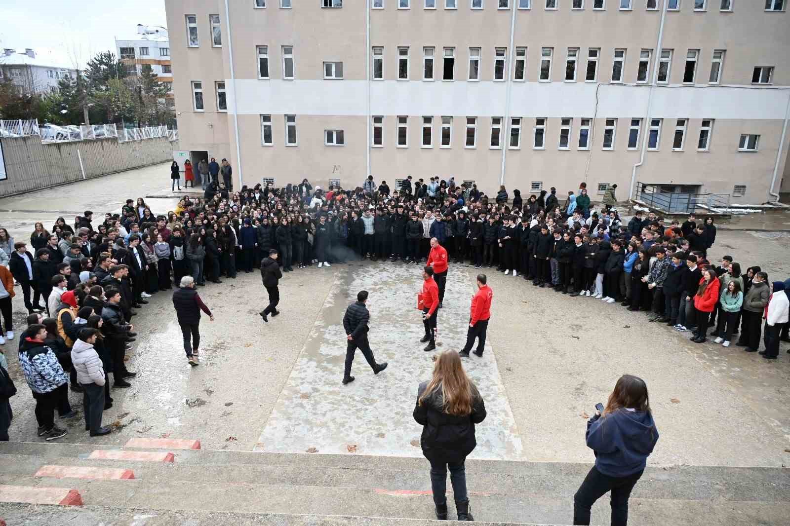 Bozüyük’te Kumral Abdal Anadolu Lisesi öğrencilerine yangın eğitimi
?v=1