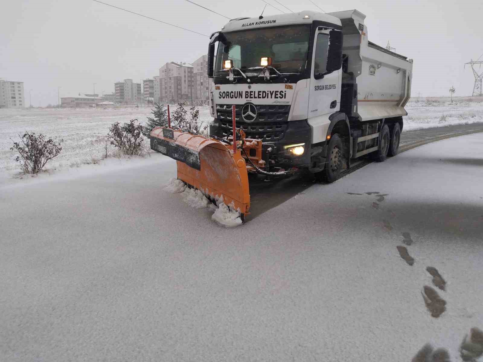 Yozgat’ta yoğun kar yağışı sonrası Sorgun Belediyesi kar temizleme mesaisinde
?v=1