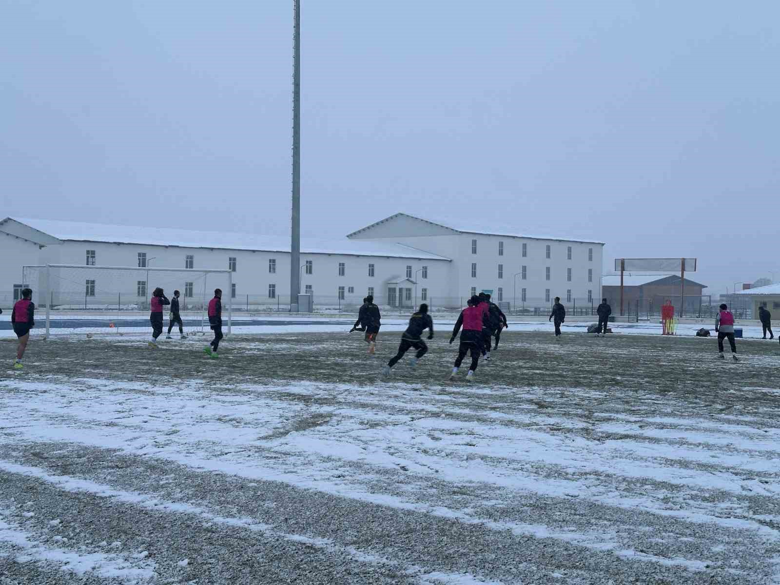 Muş Spor kar altında antrenman yaptı
