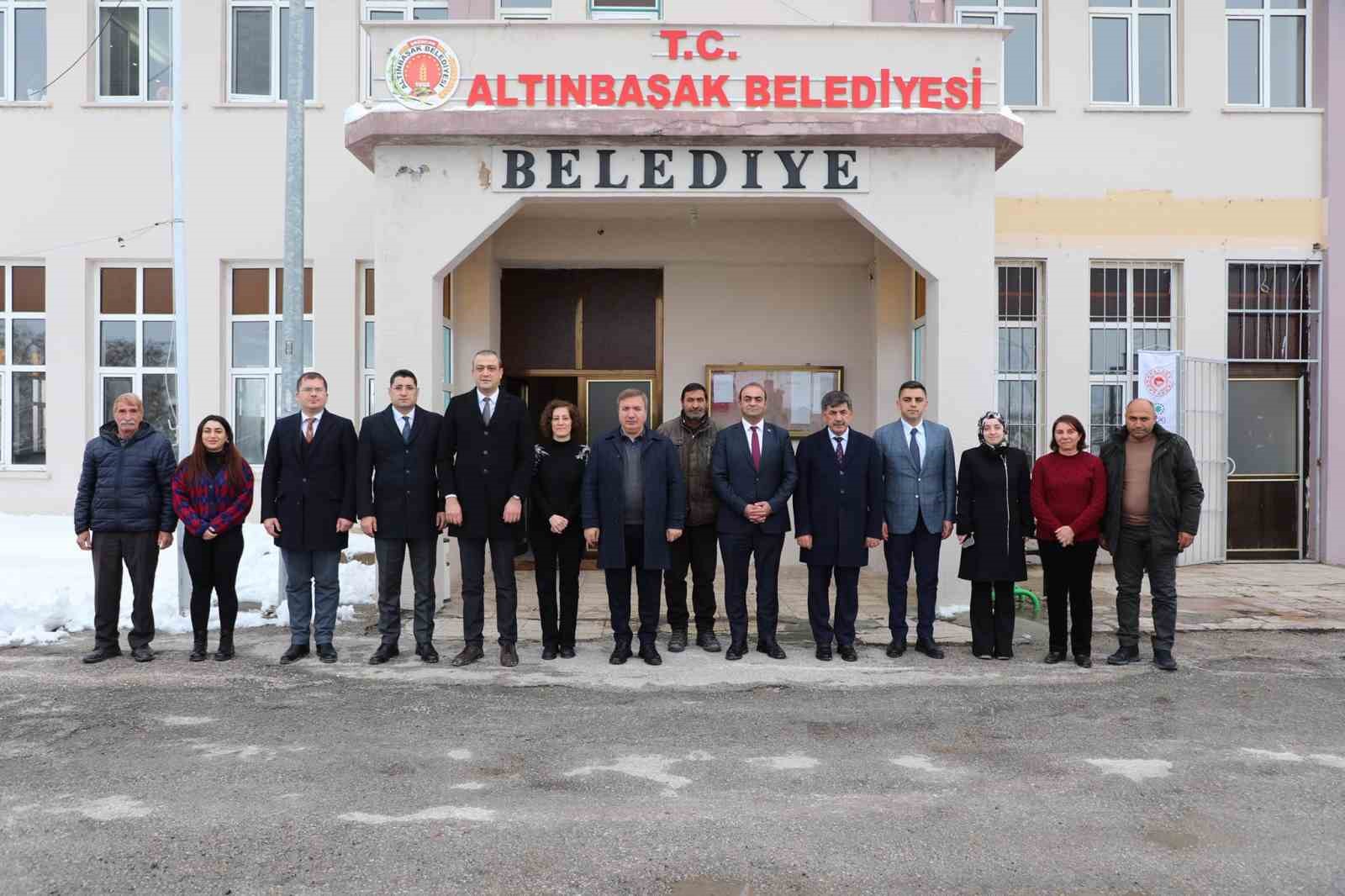 Vali Aydoğdu, Altınbaşak Belediyesini ziyaret etti
?v=1