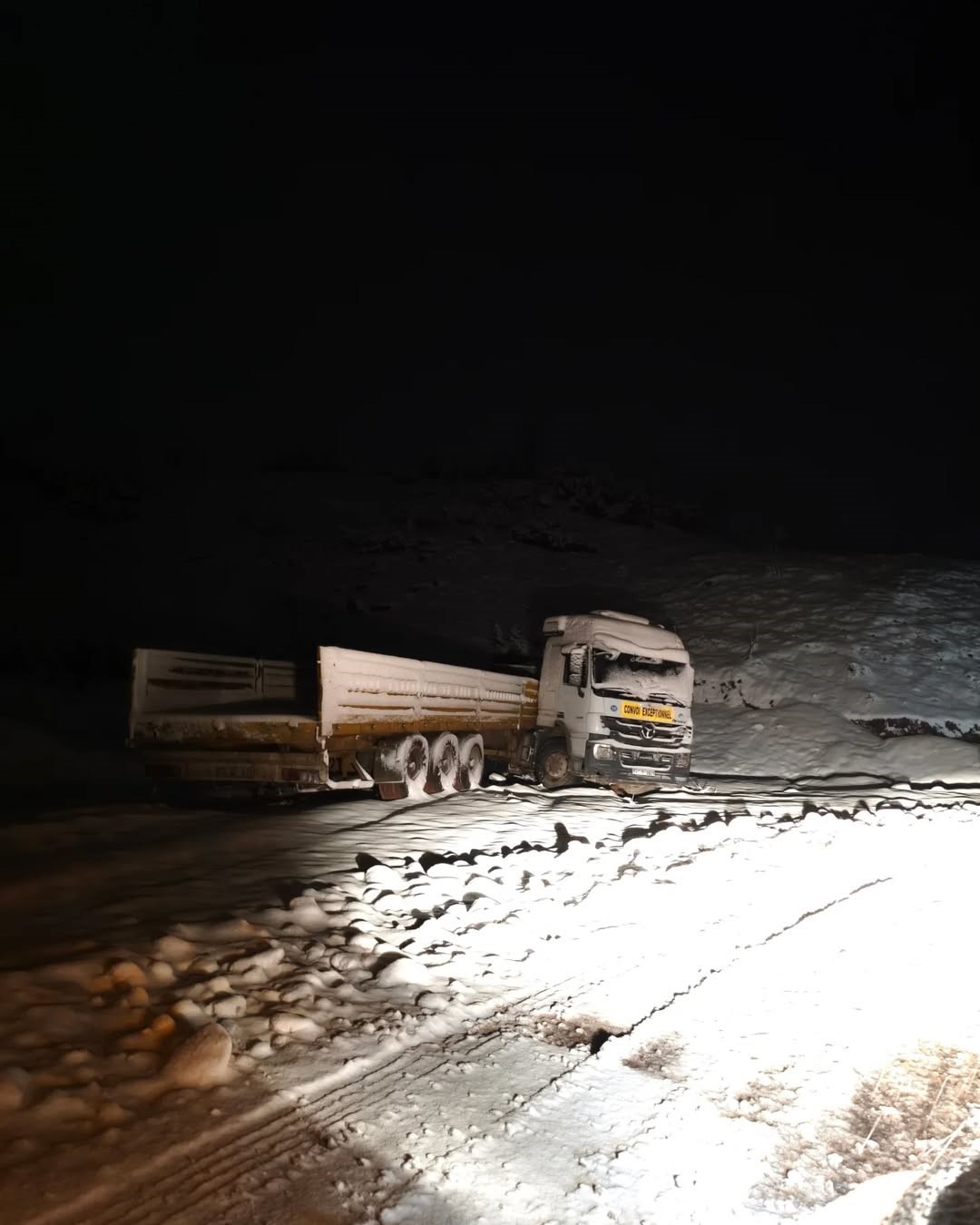 Kar yağışı nedeniyle Eruh-Şırnak yolu ulaşıma kapandı
?v=1