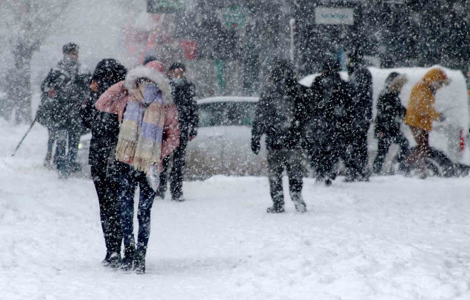 Bayburt Üniversitesinde kar tatili 1 gün daha uzatıldı
