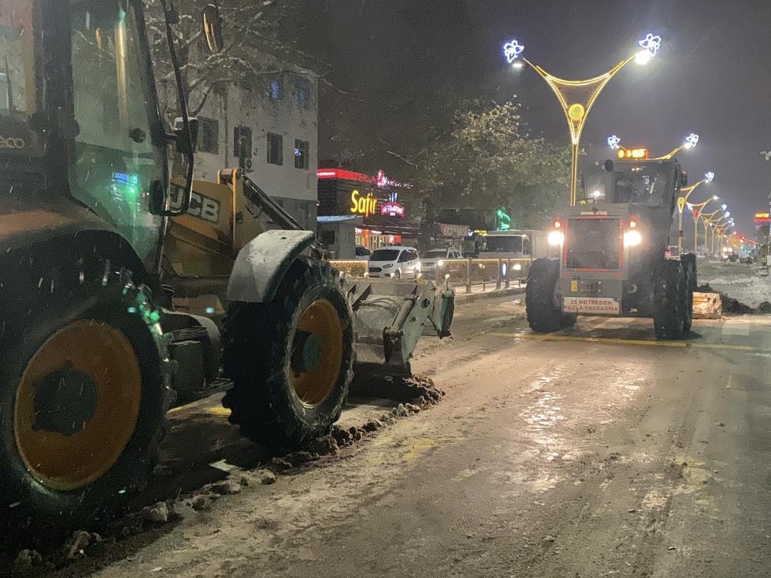 Erzincan’da karla mücadelede yoğun mesai
?v=1