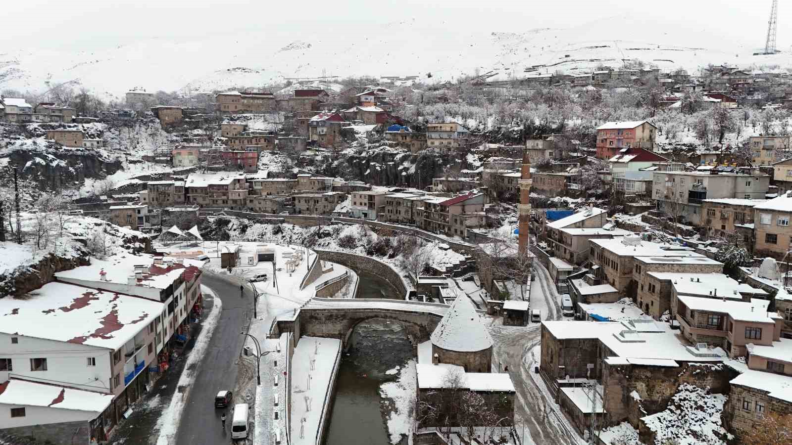 Bitlis’in tarihi mekanları karda kartpostallık görüntüler oluşturdu
?v=1