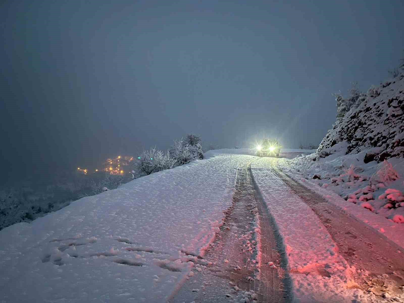 Siirt’te kar nedeniyle kapanan yollar açıldı
?v=1