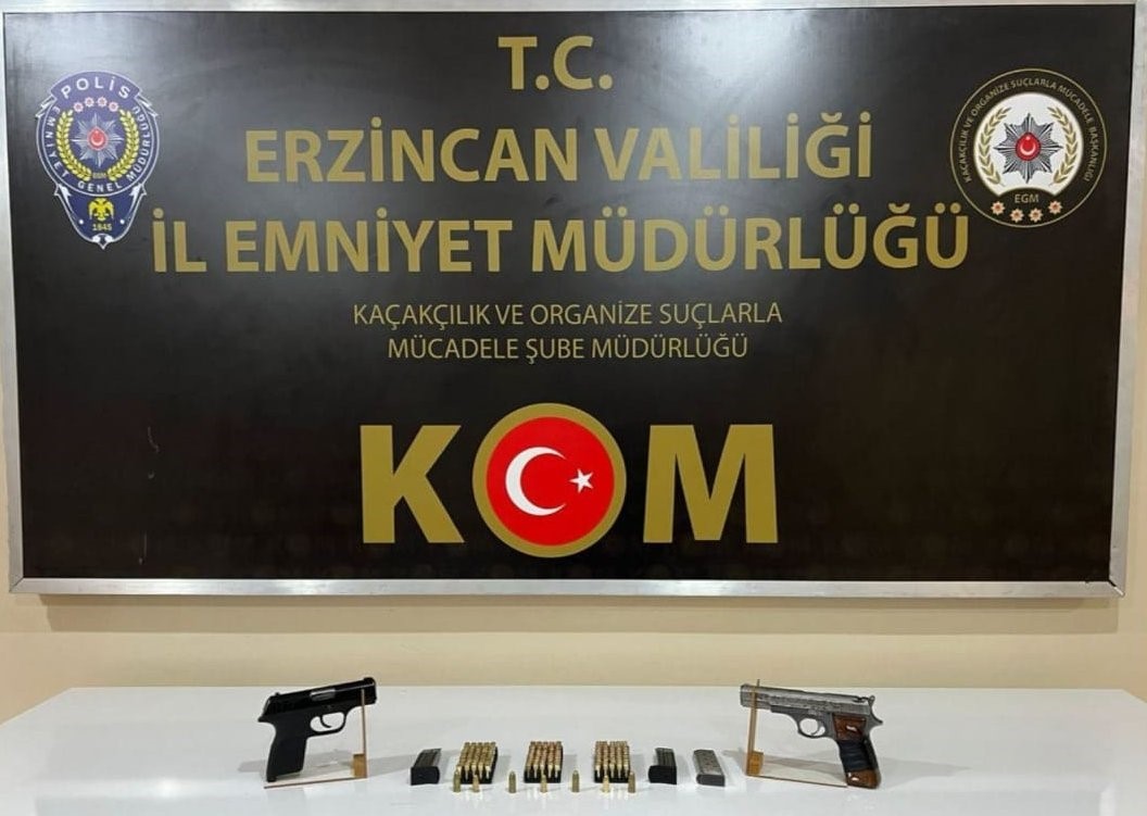 Erzincan’da 2 adet ruhsatsız tabanca ve fişekler ele geçirildi
?v=1