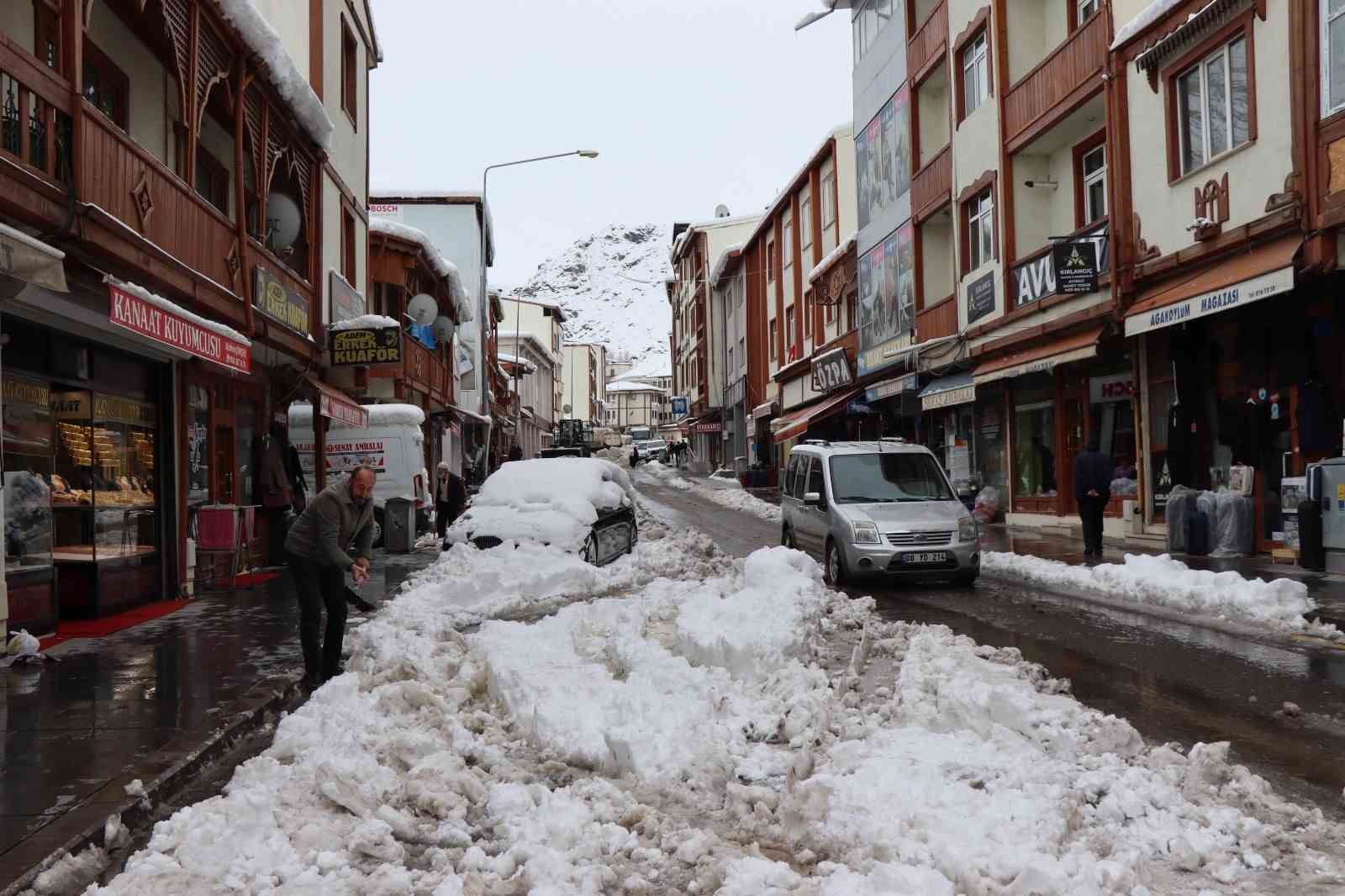 Kar yağarken bir yandan da temizleme çalışmaları devam ediyor
?v=1