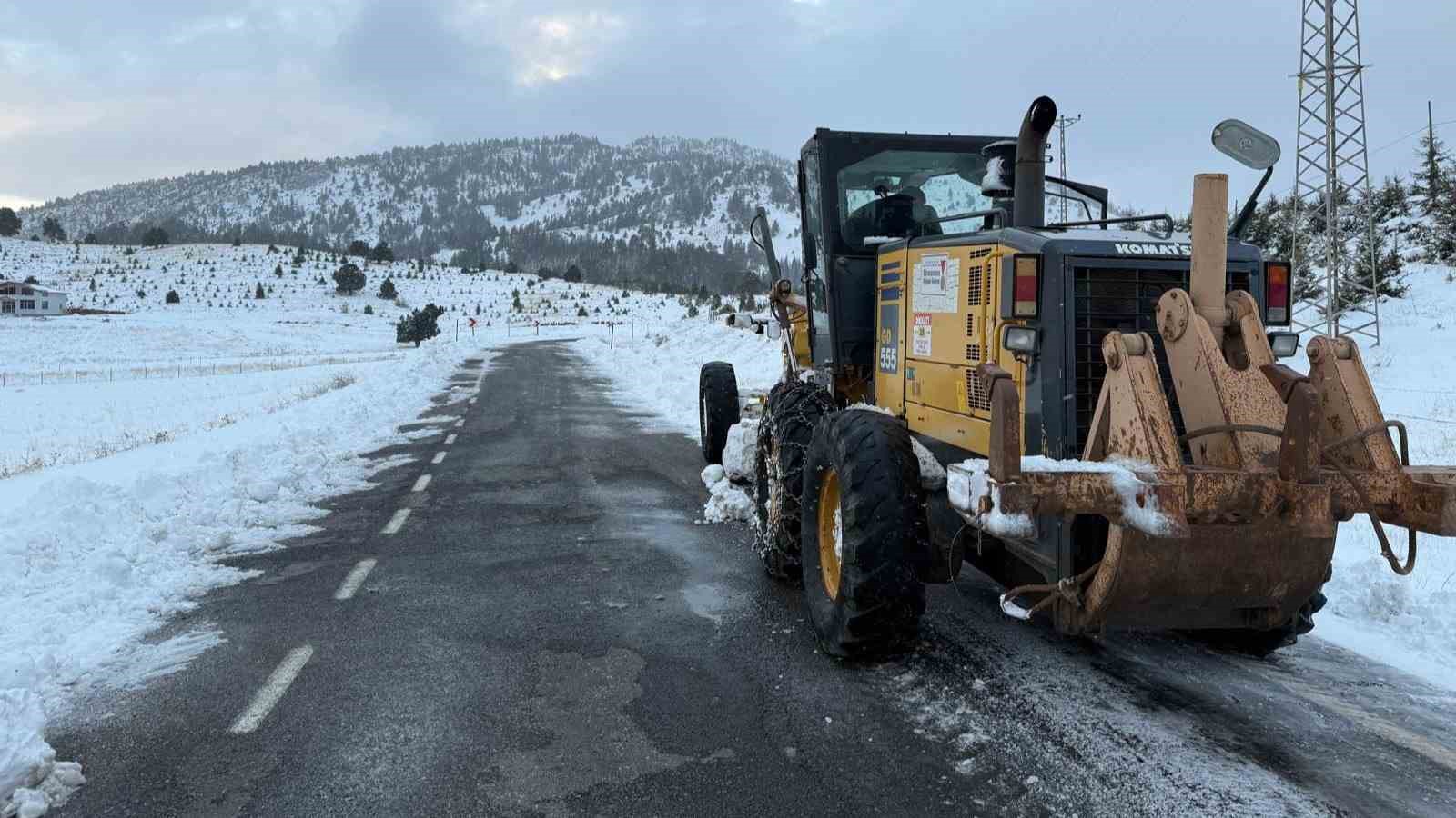 Büyükşehir, kar yağışı sonrası 203 mahalle yolunu açtı
?v=1